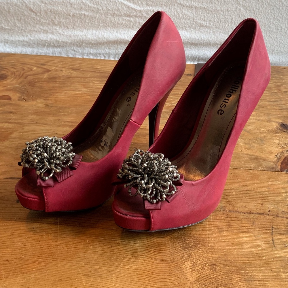 Dollhouse burgundy wine stilettos w/metal detail